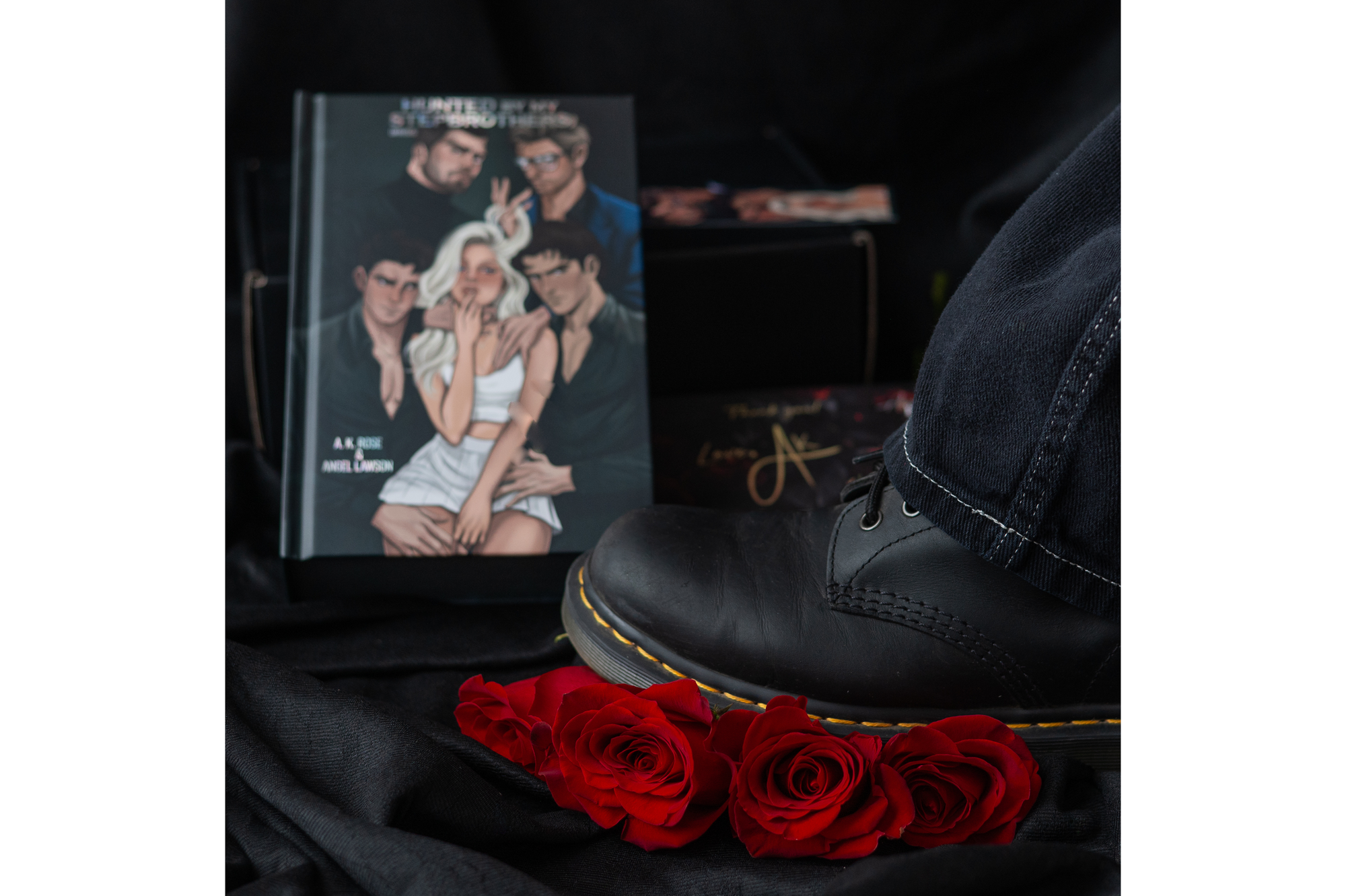 Hunted by My Stepbrothers – Limited Art Cover Omnibus
